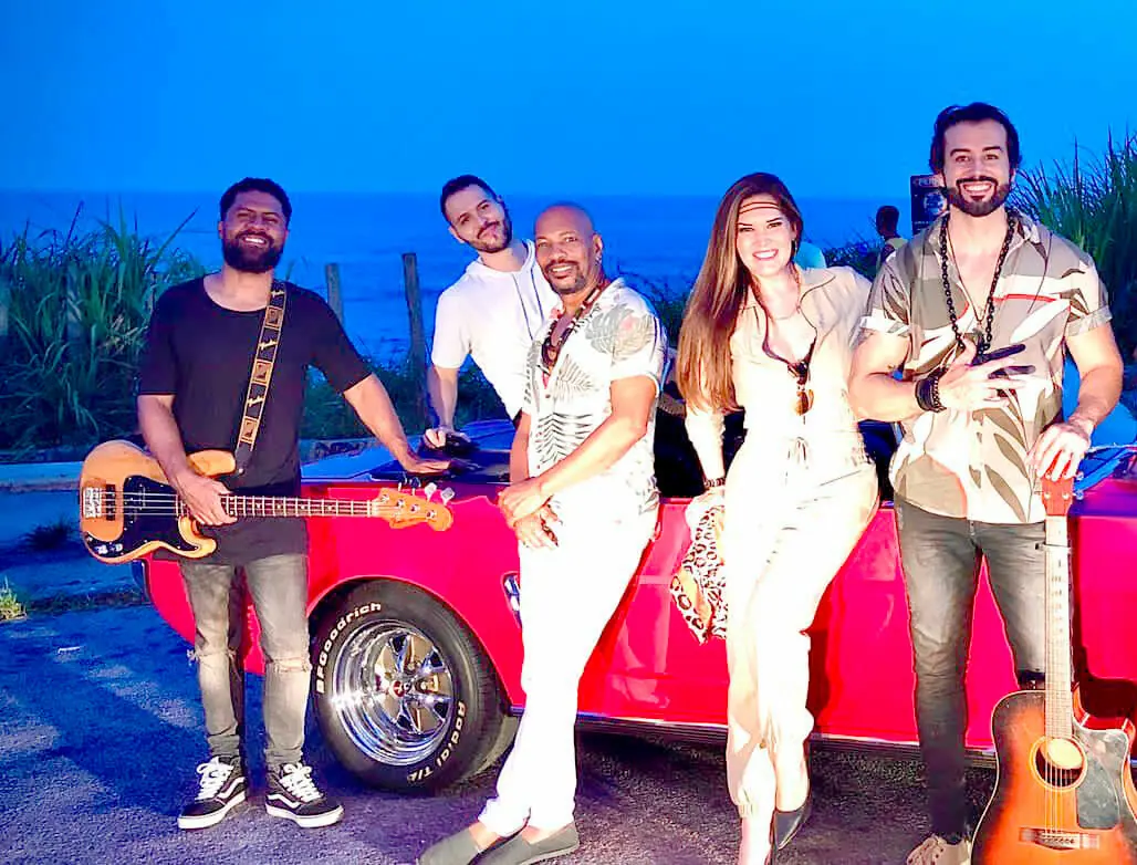 Banda MAHI na divulgação do videoclipe com Ronnie Marruda