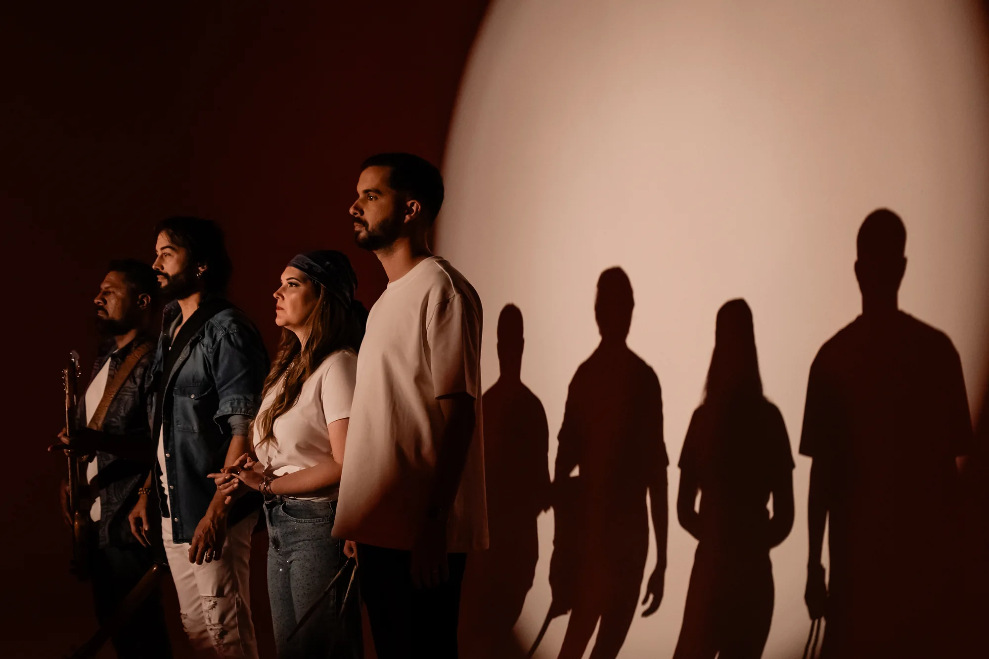 Banda MAHI e suas sombras em cena do clipe Me Levar
