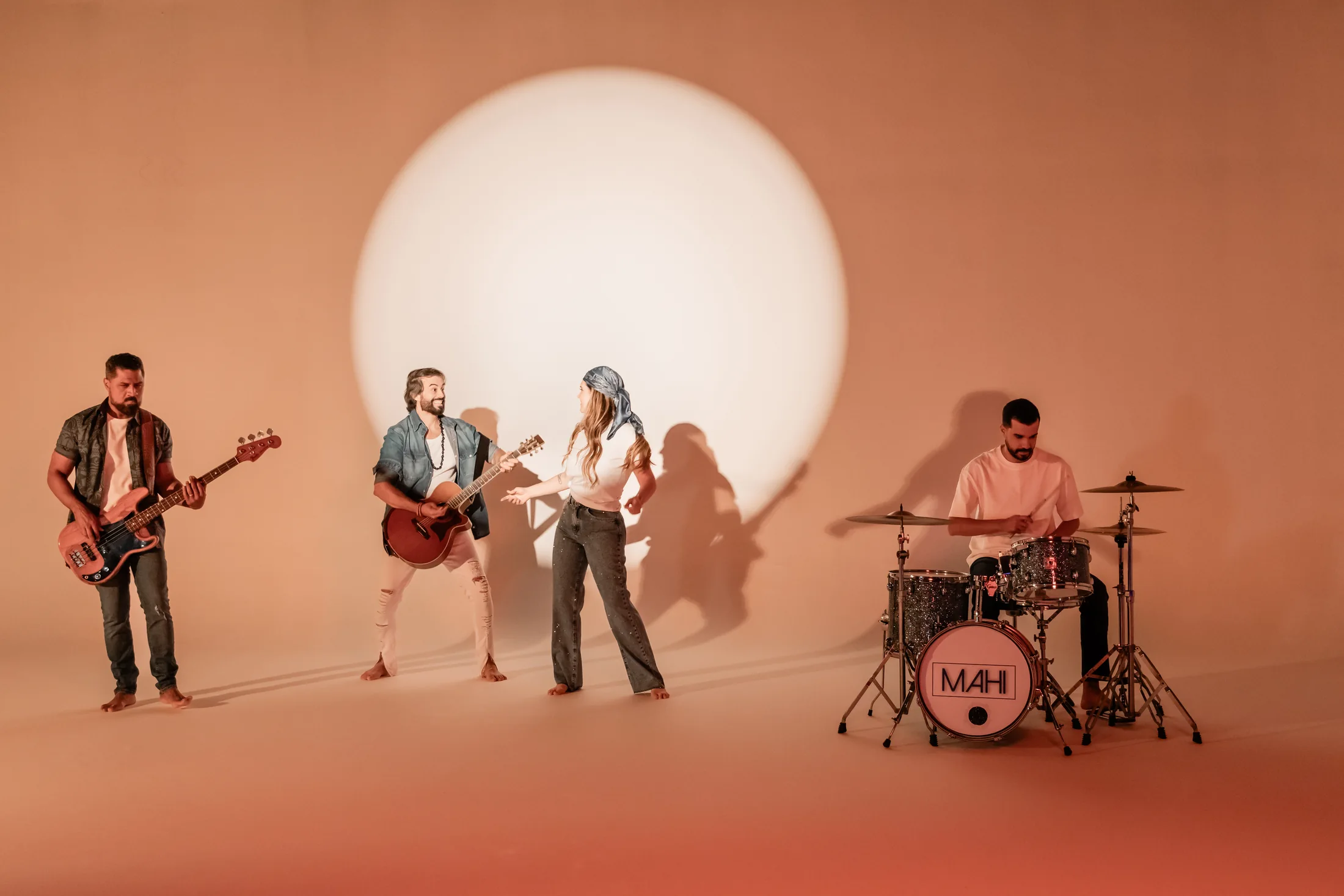 Banda MAHI reunida em cena do clipe Me Levar