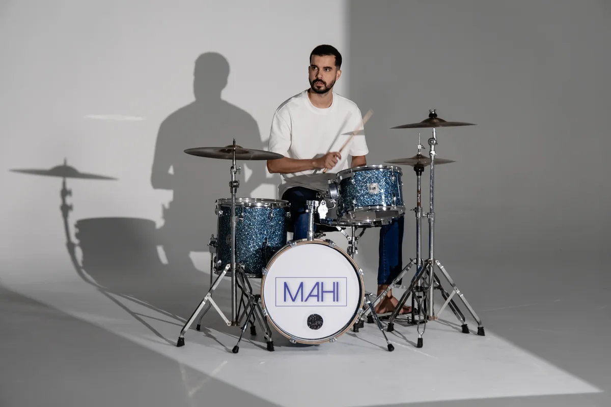 John Lemos, baterista da Banda MAHI
