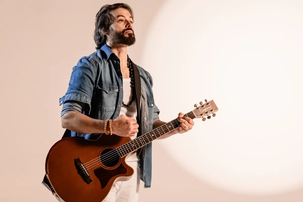 Léo Jack, vocalista e instrumentista da Banda MAHI