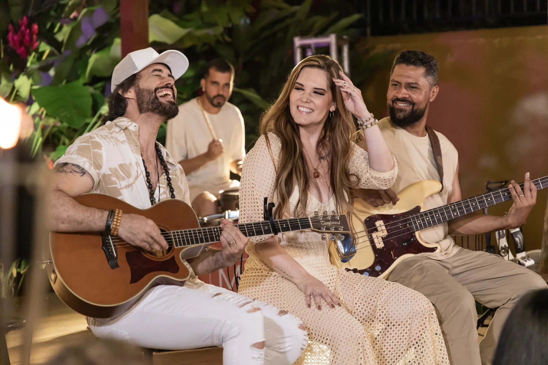 Banda MAHI em apresentação ao vivo