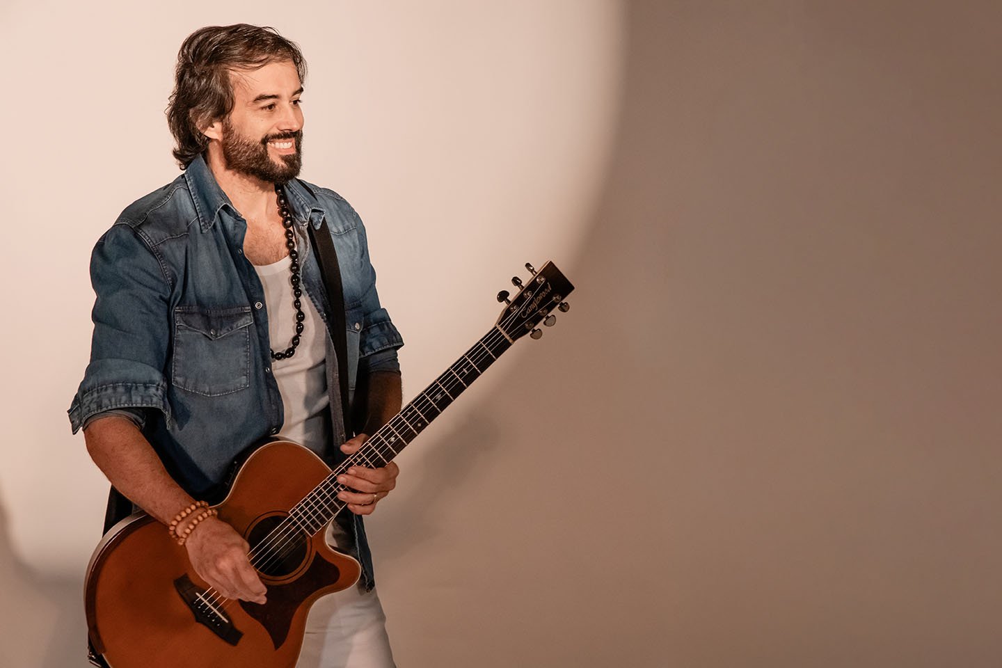 Léo Jack, vocalista e instrumentista da MAHI